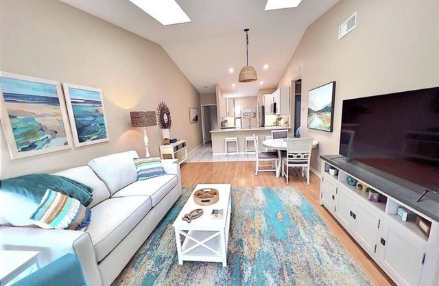 Cozy 2-bedroom condo with A/C, WiFi, & canal access in Fort Myers, new to VRBO!