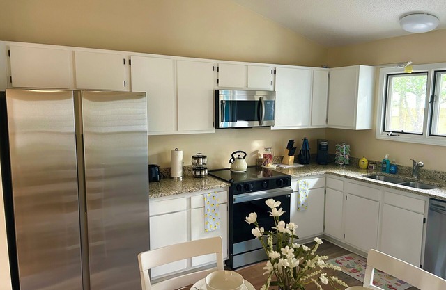 Cozy 2-bedroom condo in nice Greenville with utilities & wifi included