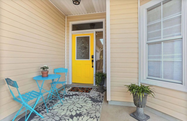 Cozy 2 bedroom Cottage with Double driveway!