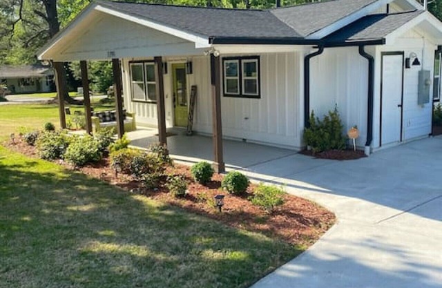 Cozy 2-bedroom Farmhouse with parking on premise