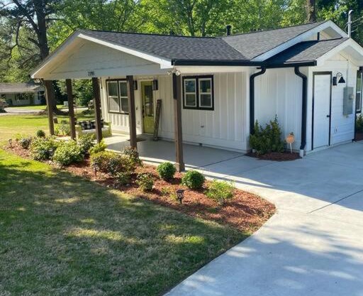 Cozy 2-bedroom Farmhouse with parking on premise