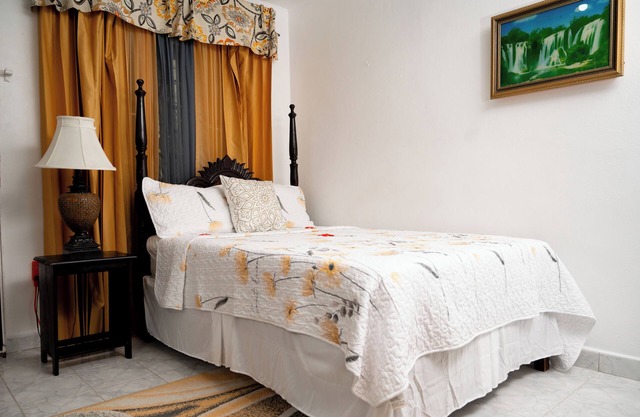 Cozy 2-bedroom house in phenomenal St. Ann Parish with AC, WiFi