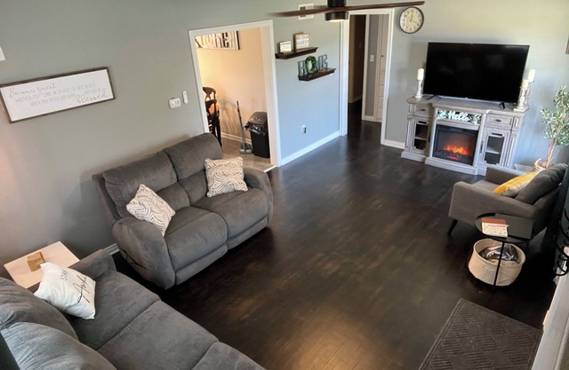 Cozy 2-bedroom home near McPherson College and park with HUGE yard- pet friendly