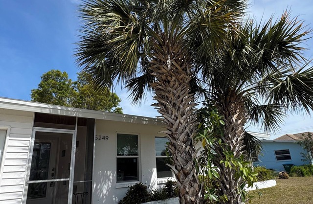 Cozy 2-bedroom house in enjoyable Cape Coral with AC, WiFi