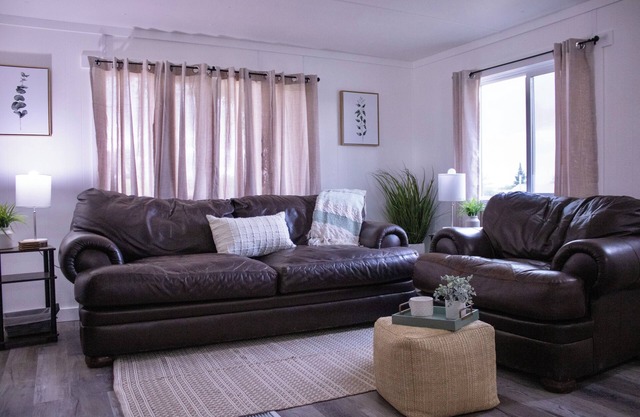 Cozy 2-bedroom mobile home in lovely Encampment with AC, WiFi