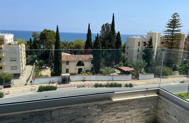 Cozy 2-bedroom newly renovated sea view apt.opposite beautiful sandy beach