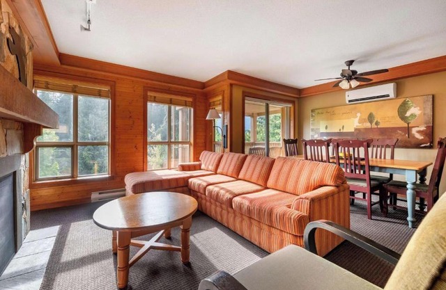 Cozy 2-bedroom resort with AC, fitness room in charming Whistler