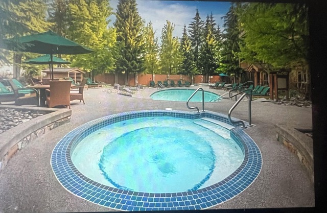 Cozy 2-bedroom resort with fitness room, WiFi in tranquil Whistler