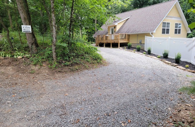 Cozy 2-bedroom rural coach house convenient to I-75 and the Knoxville area.