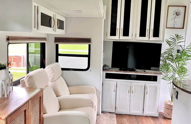Cozy 2-bedroom RV in excellent Valrico/Tampa with WiFi, AC, Heat, Hot water