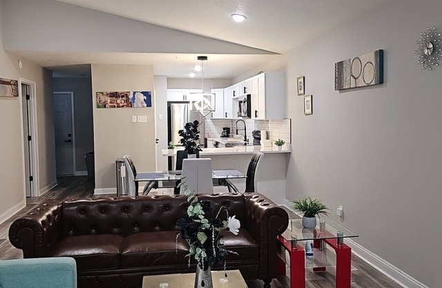 Cozy 2-bedroom single family with AC, WiFi in charming Eagle Creek Indianapolis