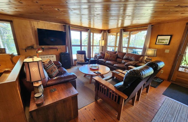 Cozy 2 bedroom traditional cottage sleeps 6, plus optional king suite loft