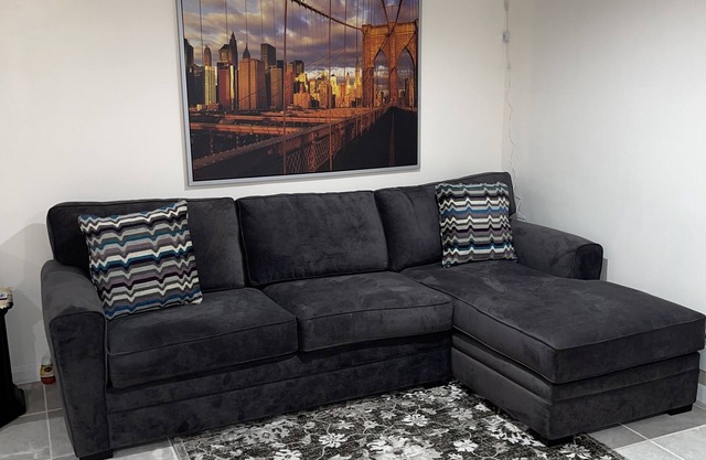 Cozy 2 Bedroom unit in the HEART of Queens, NY