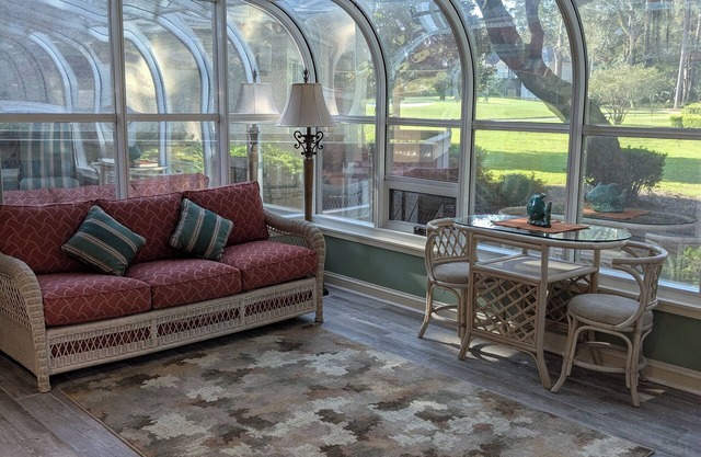 Cozy 2-bedroom condo with sunroom on a beautiful golf course St. Simons Island.n