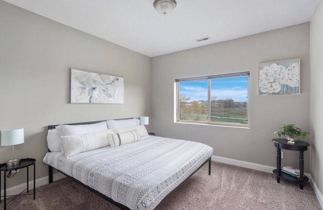 Cozy 2-bedroom apartment in peaceful West Des Moines with AC, WiFi