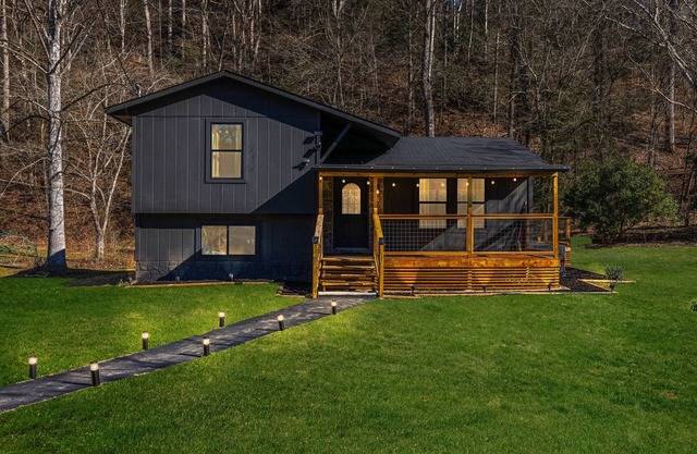 Cozy 2-BR Cabin, Private Hot Tub, Minutes from Downtown Gatlinburg