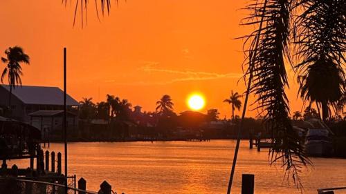 Cozy 2 BR Waterfront home with Heated Pool