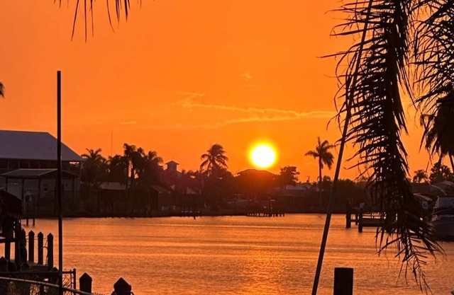 *Cozy 2 BR * Waterfront home with Heated Pool