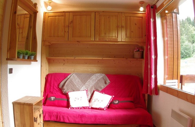 Cozy 2-Room Apartment with Balcony, Ski-in/Ski-out, Near ESF, Sleeps 5 - Pet Friendly