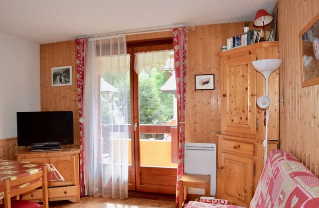 Cozy 2-Room Cabin for 5, South-West Facing, Near Valloire Center
