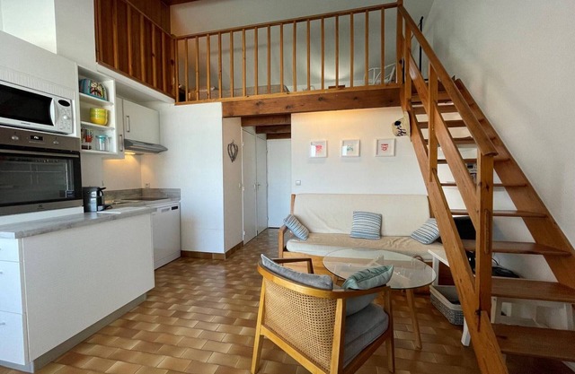 Cozy 2BR Apartment with Mezzanine, Pool, and Parking - Near Beach, Saint-Cyprien