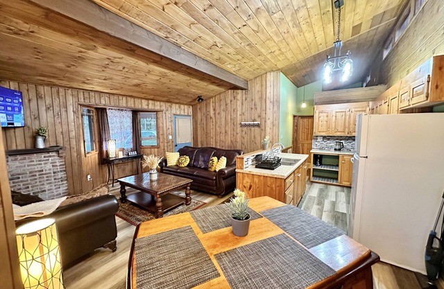 Cozy 2br Bear Den Cabin in Campobello SC, on the upcoming Saluda Grade Trail.