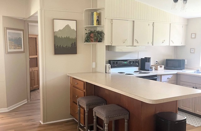 Cozy 2br Cottage next door to Maclay State Park!