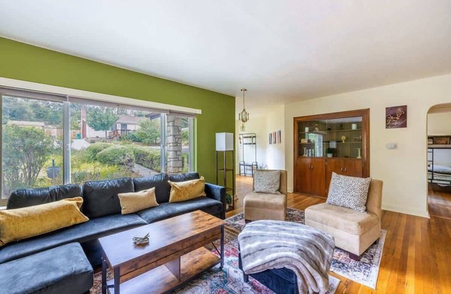 Cozy 2BR Home Near UNR with Large Deck & Parking