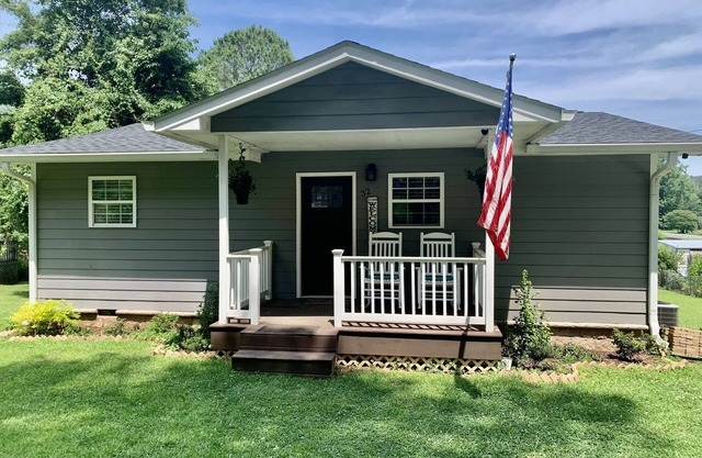 Cozy 3 Bedroom, 2 Bathroom Cottage, right on the water!