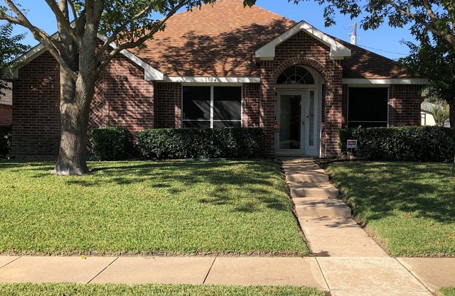 Cozy 3 Bedroom - 2 Bathroom home w/enclosed patio