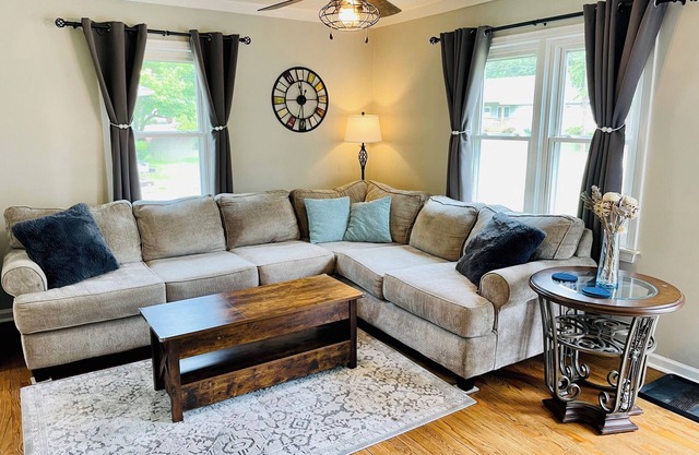 Cozy 3 bedroom Bungalow near Great Lakes Crossing & Pine Knob