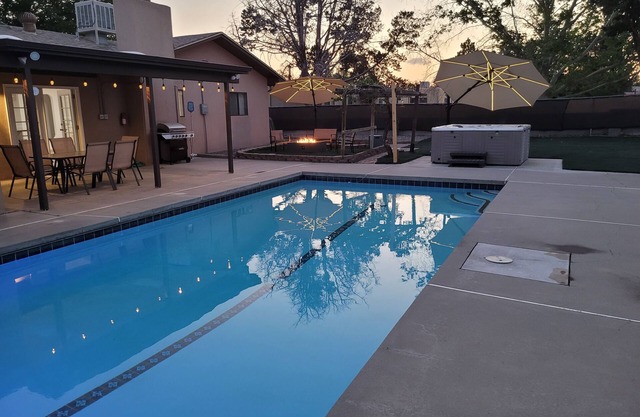 Cozy 3 Bedroom house with Pool Spa and Game Room