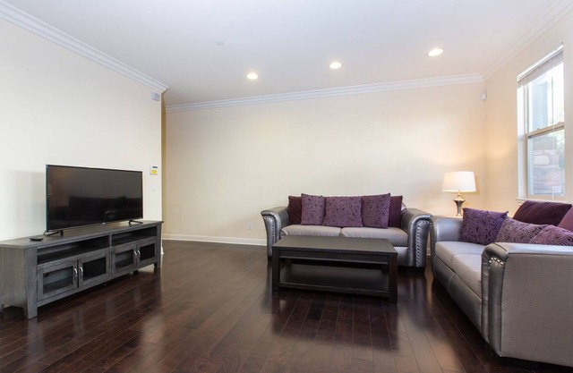 Cozy 3-bedroom townhome in charming Arcadia/Pasadena with AC, WiFi