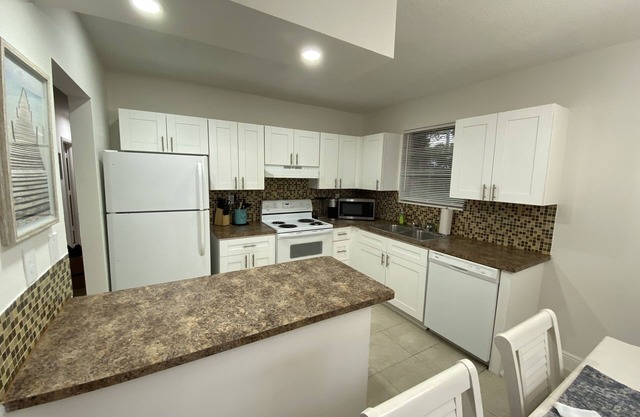 Cozy 3 Bedroom Apartment Nestled In Tranquil Sailboat Bend!