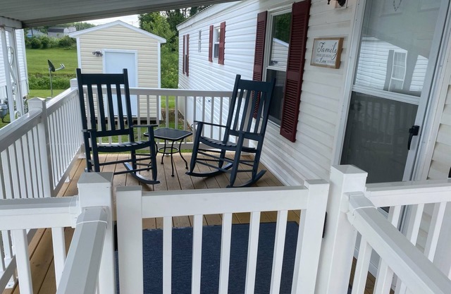 Cozy 3-bedrooms, 2 full bath home in City Limits of Mount Vernon.