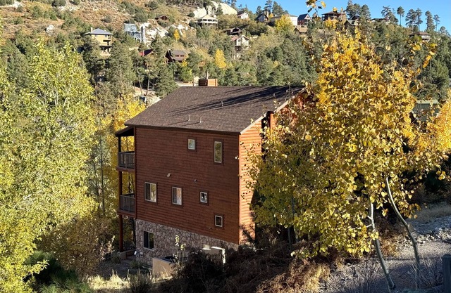 Cozy, 3-story, luxury cabin in the heart of Summerhaven!