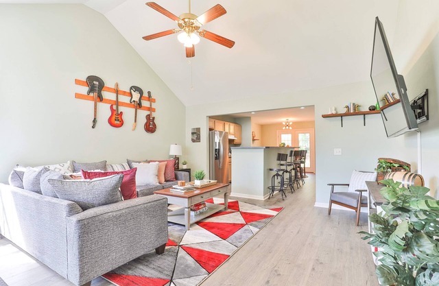 Cozy 3BD Retreat w/Fire Pit & Porch Swing, Near DT
