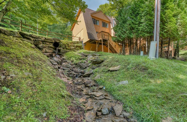 Cozy 3Bedroom INDOOR POOL-HOTTUB-Playground-Fire Pit-Game Room