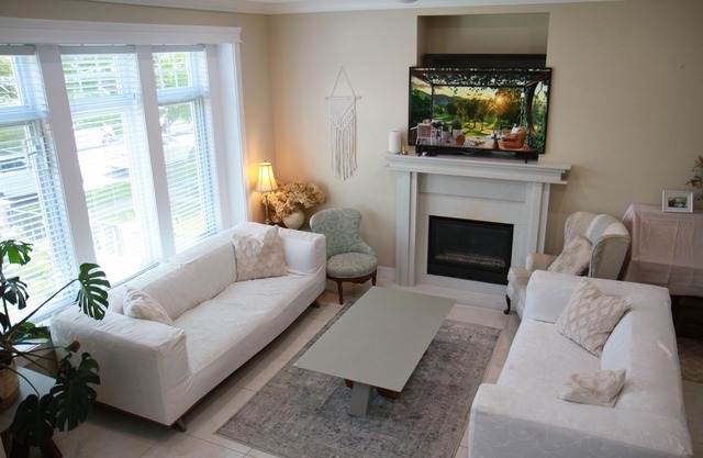 Cozy 3BR 3BA house, family friendly w/A/C, free parking, private patio and BBQ