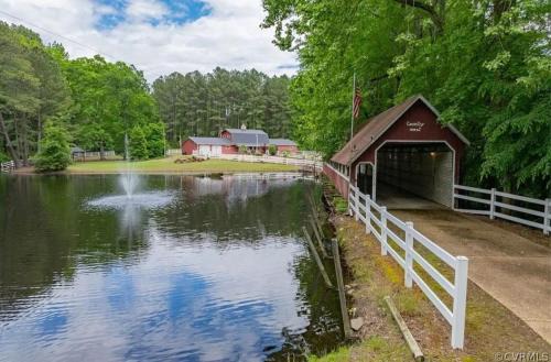 Cozy 3BR Lake House Firepit Pier Pet-Friendly