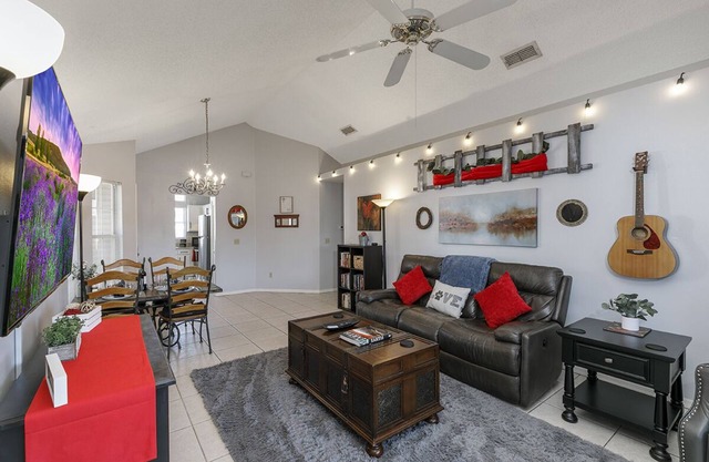 Cozy 4/2, on ⭐ Beautiful Lake, 🧡 Hot Tub, 😎 Chill Patio & 🎮 Game/Bunk Room!