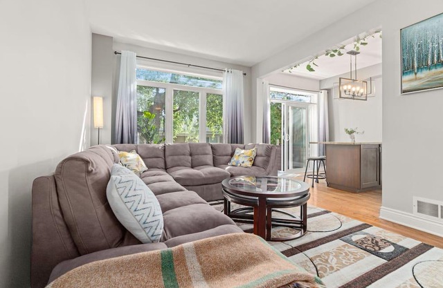 Cozy 4 BDR/5 beds with a Hot tub - Britannia Stay