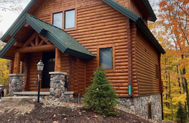 Cozy 4 BDR Log Cabin at Boyne Mountain