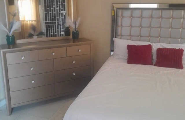 Cozy 4-bedroom apartment in enchanting Portmore with WiFi, AC