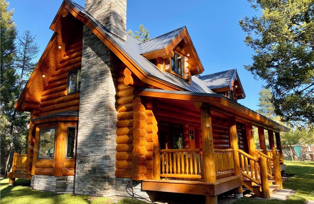 Cozy 4-bedroom Cabin, Sleeps 9, in beautiful Seeley Lake