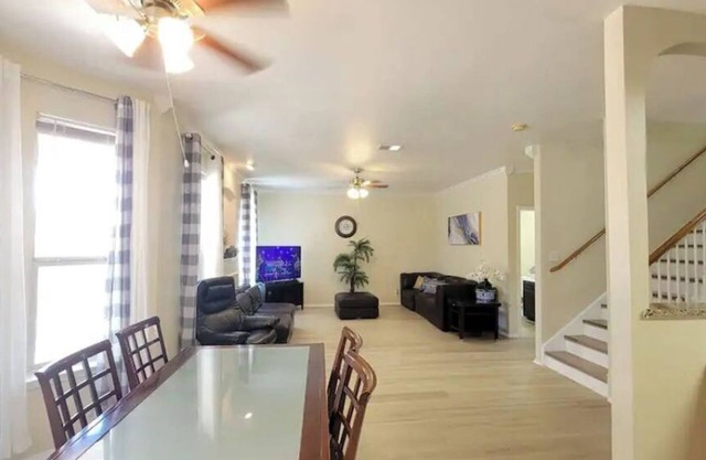 Cozy 4 bedroom house for your family vacation!