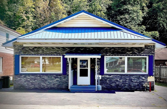 Cozy 4-bedroom house in Man w WiFi, arcade game, and extra parking. Near trails.