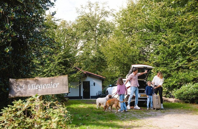 Cozy 4-person bungalow with lovely private outdoor hot tub.