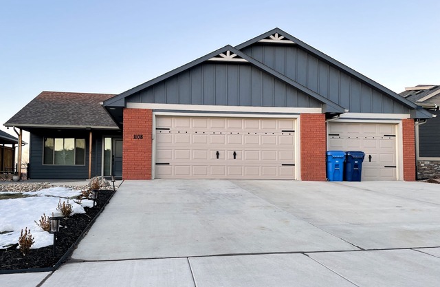 Cozy 4King bed+3Bath near Downtown&Airport open concept Scenic backyard view