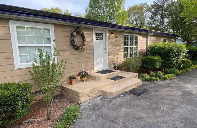 Cozy 7 Bed Home 30min from City sleeps 10 ppl